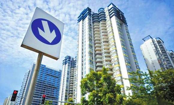 李嘉诚新年警示 远离房产投资，聚焦批发零售业